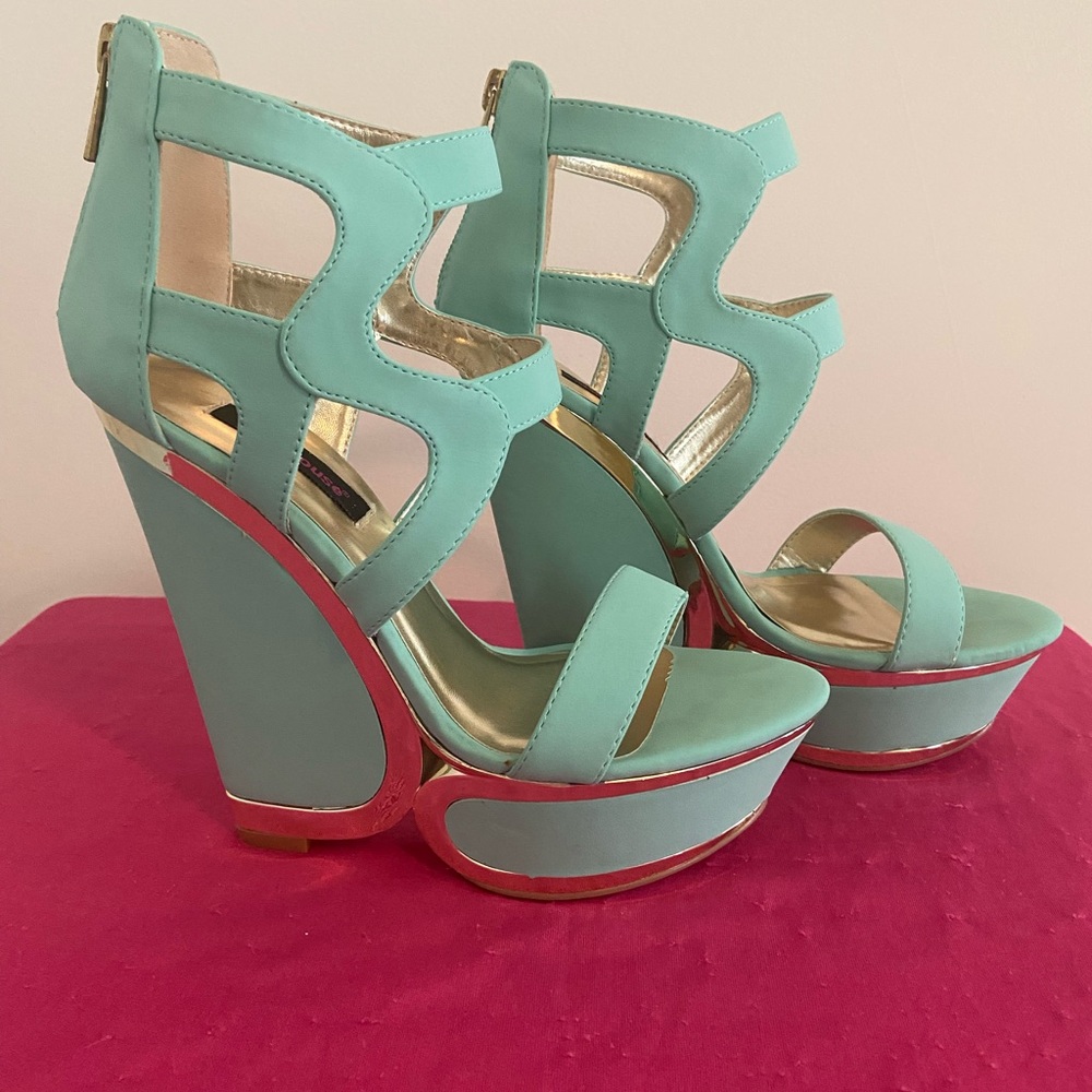 Dollhouse heel, size 8!